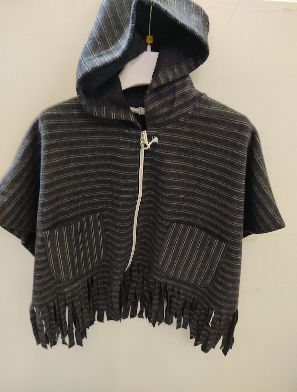 Poncho γκρι με κουκούλα και κρόσια